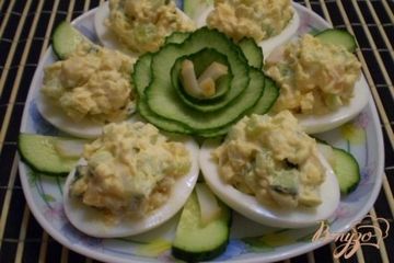 фото рецепта Фаршированные яйца кальмаром и огурцом