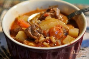 фото рецепта Тушеная говядина с перловкой и овощами
