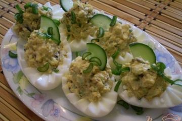 фото рецепта Фаршированные яйца огурцом и мидиями