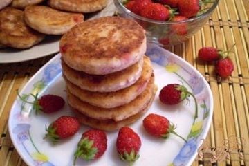 фото рецепта Сырники с клубникой