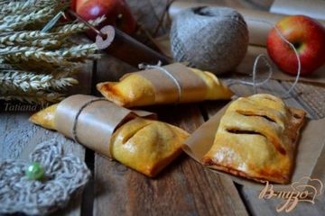 фото рецепта Пирожки с яблоками и изюмом