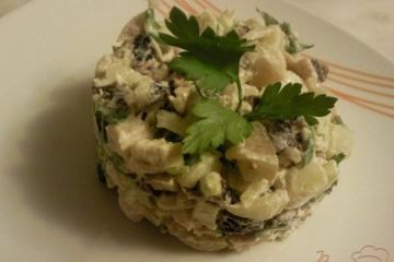 фото рецепта Салат с куриной грудкой и черносливом