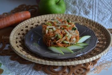 фото рецепта Морковный салат с куриным мясом и яблоком