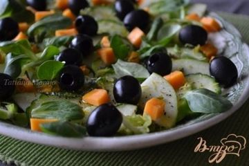 фото рецепта Салат с огурцом, яблоком и маслинами