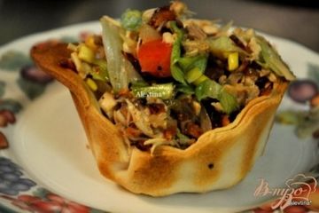 фото рецепта Куриный салат с беконом в хлебных чашах