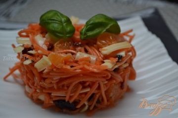 фото рецепта Морковный салат с сыром и мандаринами