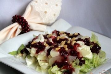 фото рецепта Тёплый салат из груш и моцареллы с ягодным соусом