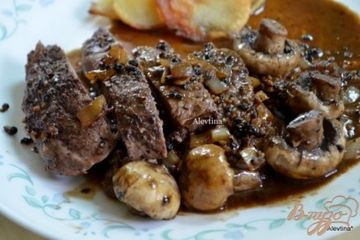 фото рецепта Стейк с черным перцем, коньяком и грибами