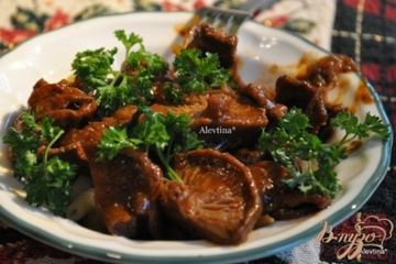 фото рецепта Тушеная говядина на пиве темном с грибами