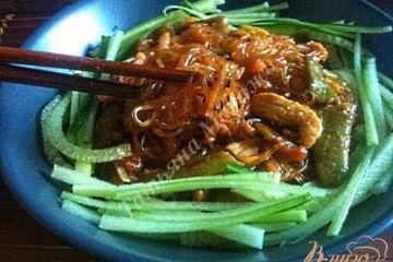фото рецепта Салат с куриным мясом и рисовой лапшой