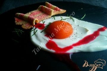 фото рецепта Яичница с беконом на десерт