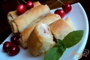 фото рецепта Пирожки с творогом и черешней.