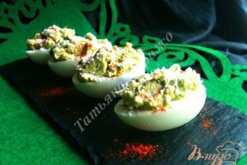фото рецепта Яйца фаршированные авокадо и крабовым мясом