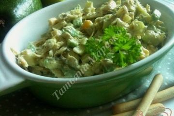 фото рецепта Салат из авокадо с макрелью и сыром