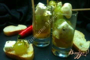 фото рецепта Маринованный виноград с сыром