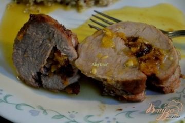 фото рецепта Свиная вырезка с фруктово-ягодной начинкой и апельсиновым соусом