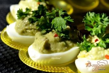 фото рецепта Авокадо с анчоусами и яйцом
