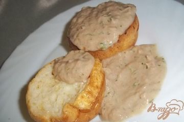 фото рецепта Сырные кексы с соусом из тунца