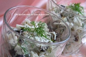 фото рецепта Салат с квашенной капустой, черносливом и бразильским орехом