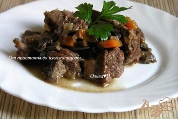 фото рецепта Говядина с грибами и морковью в соусе из красного вина