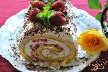фото рецепта Клубничный торт-рулет