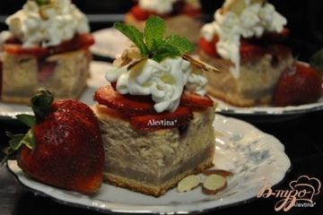 фото рецепта Слоеный торт с клубничной начинкой и кремом Амаретто