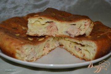 фото рецепта Пирог с консервированной рыбой и сыром