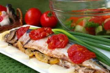 фото рецепта Скумбрия запечённая в фольге с помидорами и зеленью