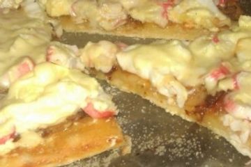 фото рецепта Пицца с крабовыми палочками и яйцом