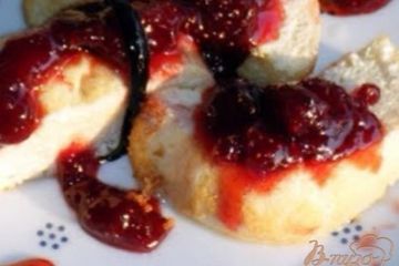 фото рецепта Творожный кекс с клубничным соусом