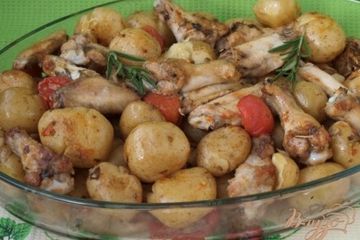 фото рецепта Куриные крылышки запечённые с картофелем и помидорами