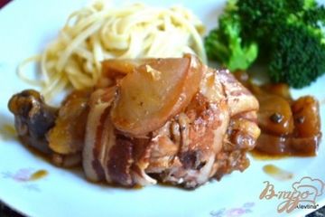 фото рецепта Куриные ножки в беконе с яблоками