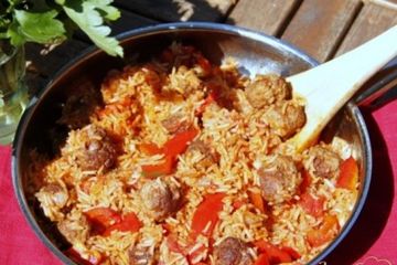 фото рецепта Рисовая сковорода с мясными шариками и паприкой