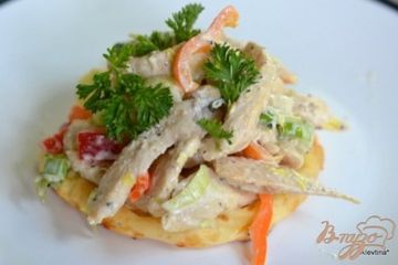 фото рецепта Куриный салат с сырными слойками