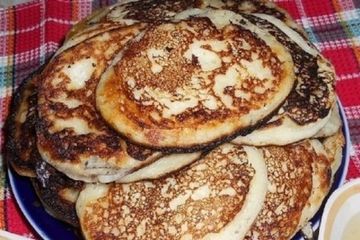 фото рецепта Оладьи на простокваше, с мёдом и бабской сметаной