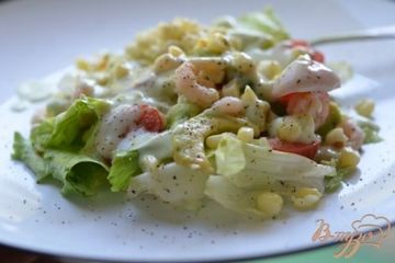 фото рецепта Салат с креветками и кукурузой