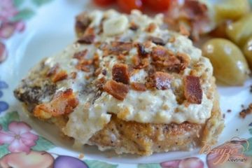 фото рецепта Свиные котлеты со сливочным соусом и беконом
