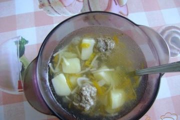 фото рецепта Суп с фрикадельками и паутинкой