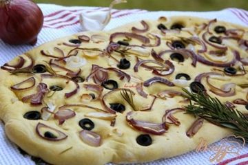 фото рецепта Фокачча с шафраном, луком, чесноком и маслинами