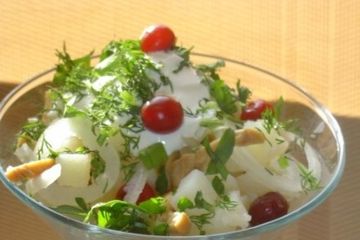 фото рецепта Картофельный салат с грибами и клюквой