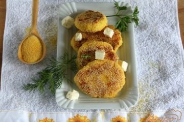 фото рецепта Картофельные котлеты с брынзой в полента-панировке