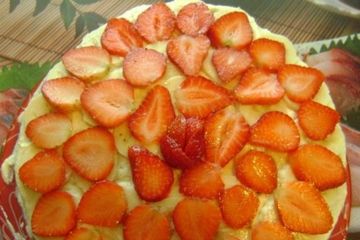 фото рецепта Бисквитный торт с бананами и клубникой