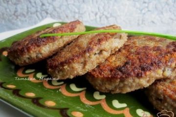 фото рецепта Мясные биточки с баклажаном и крупой