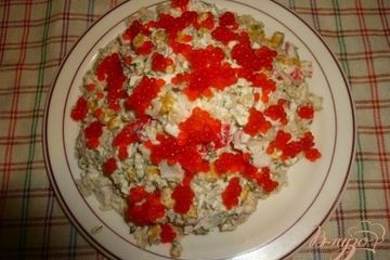 фото рецепта Салат сытный с крабовым мясом и красной икрой