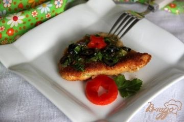 фото рецепта Шницели из индейки под соусом из каперсов маслин и петрушки