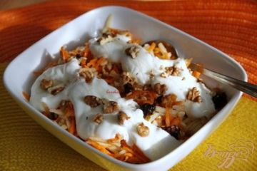 фото рецепта Морковный салат с яблоками, сухофруктами и овсяными хлопьями