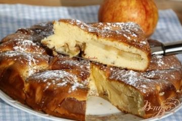 фото рецепта Шарлотка с яблоками и орехами на сгущённом молоке