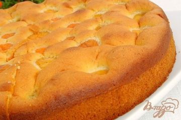 фото рецепта Бисквитный пирог с медом и абрикосами