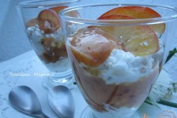 фото рецепта Десерт со взбитыми сливками и персиками