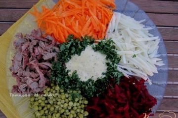 фото рецепта Салат с сырой свеклой